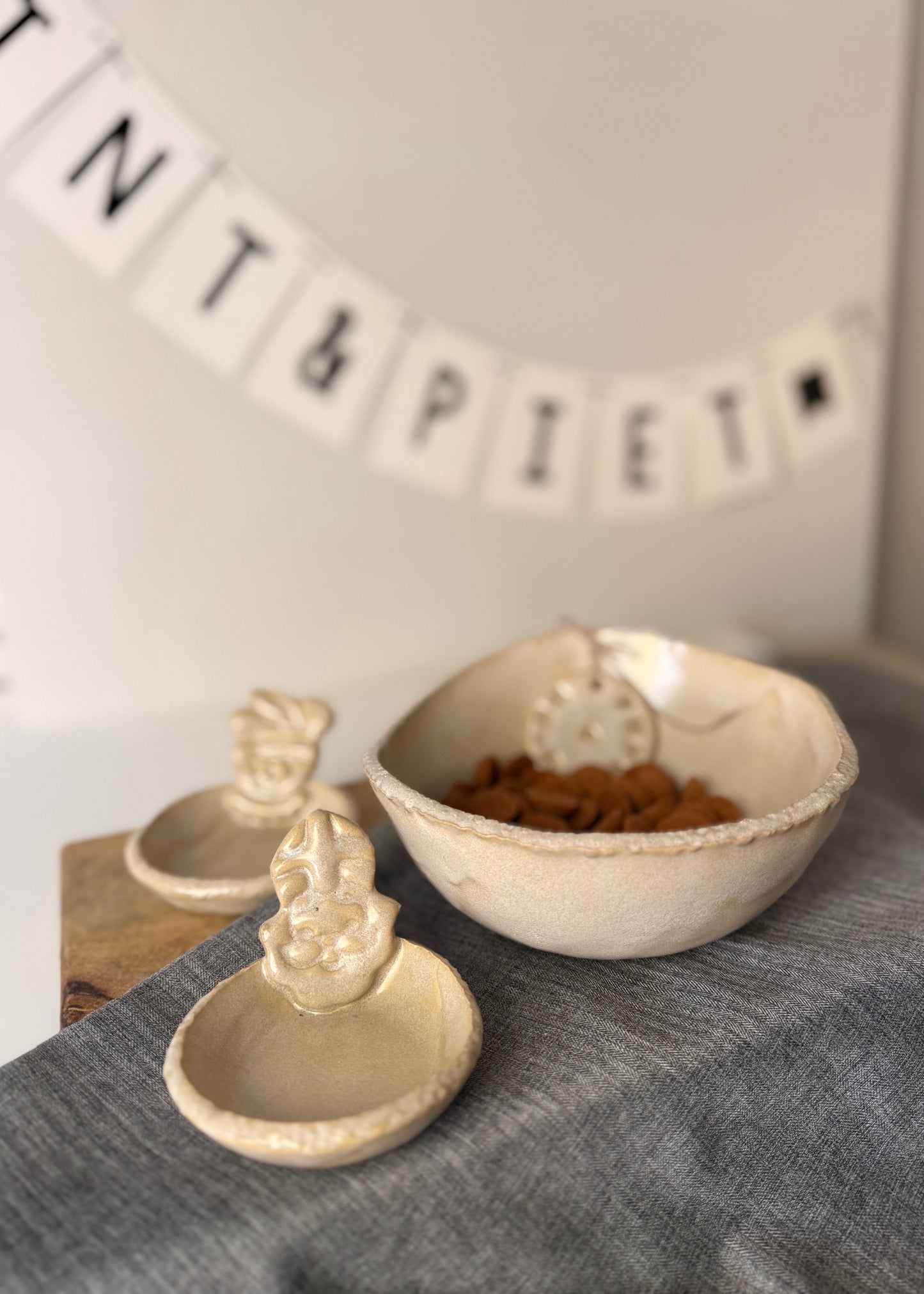 Handgemaakt Keramisch Schaaltje beige room met hanger